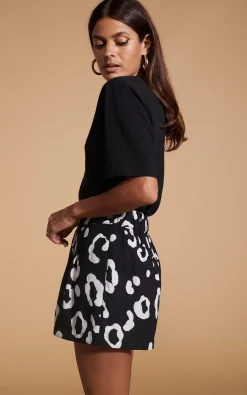 Chica Bella Shorts In Oversized Mono Leopard