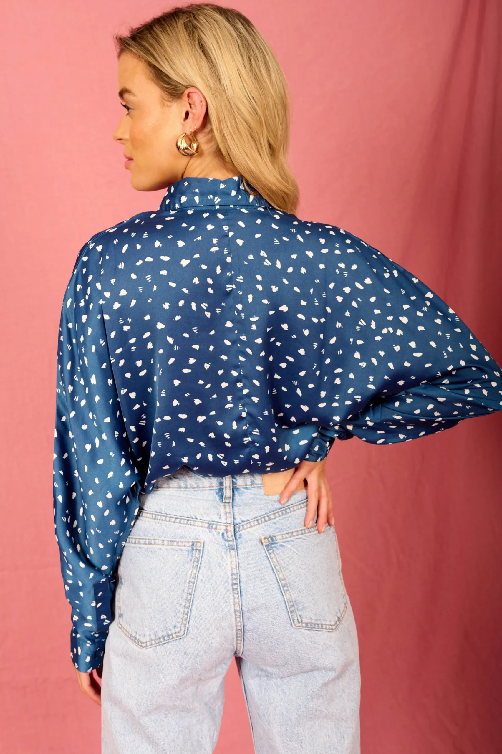 Satin Keaton Shirt In Abstract White On Navy